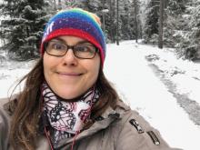 Bild på glad Ylva Bjelle på en snöig väg. 